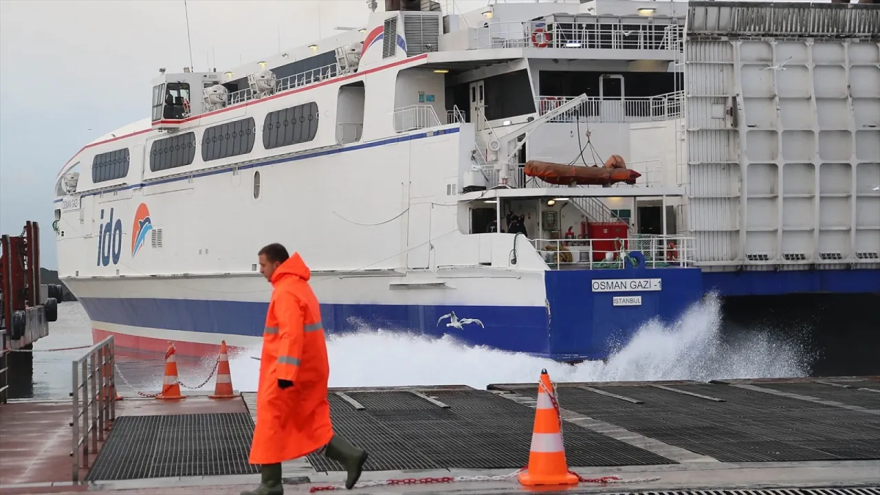 İstanbul'da olumsuz hava koşulları nedeniyle deniz ulaşımında aksama