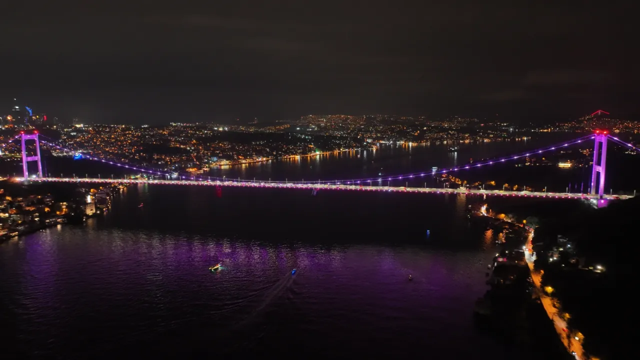 İstanbul'daki iki köprü meme kanseri farkındalığı için pembe renkle aydınlatıldı