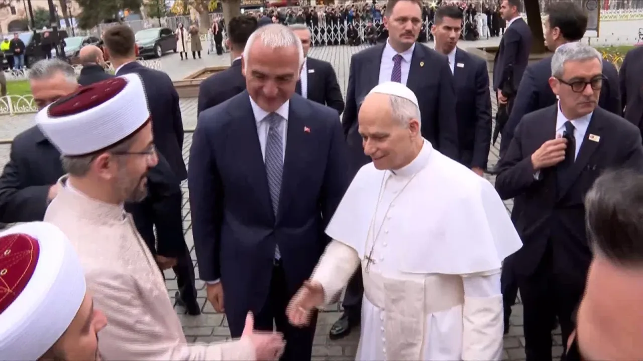 İstanbul- Papa 14’üncü Leo Sultanahmet Camii’ni ziyaret etti