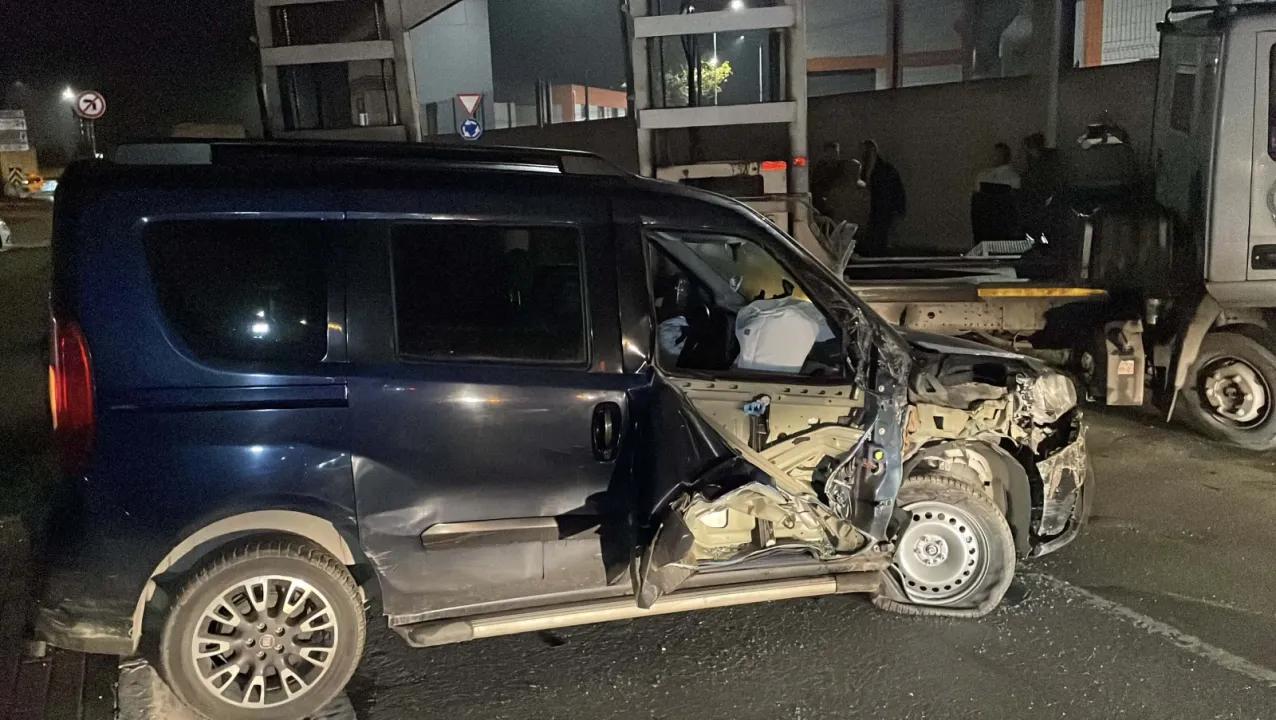 İstanbul -Sarıyer’de park halindeki TIR'a çarpan hafif ticari aracın sürücüsü kaçtı