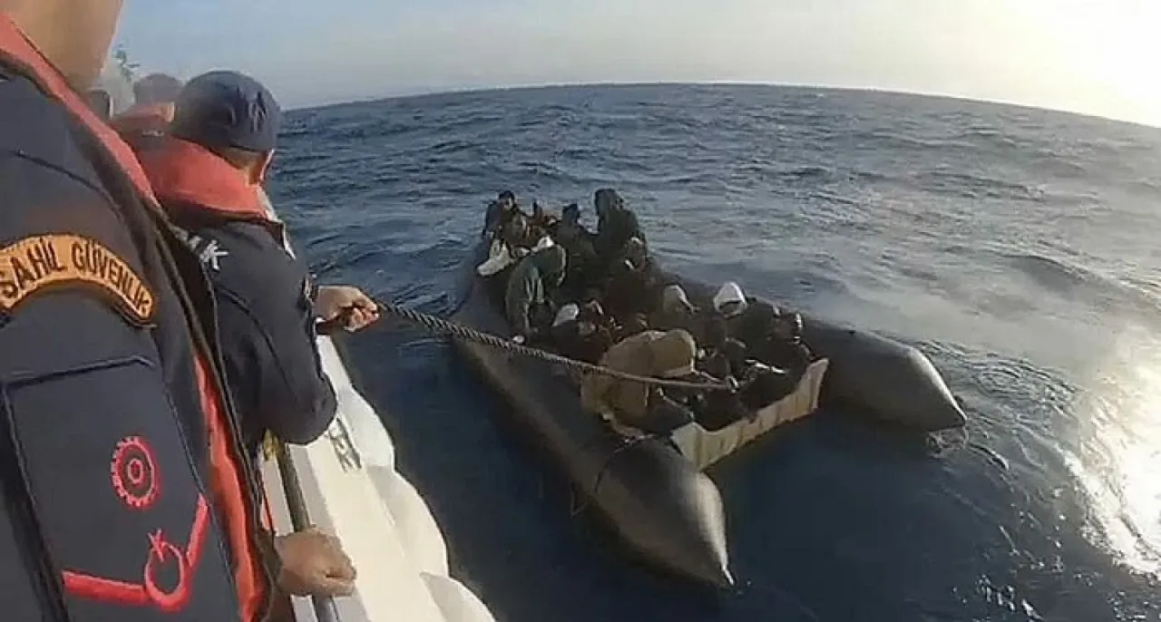 İzmir açıklarında 18 düzensiz göçmen yakalandı