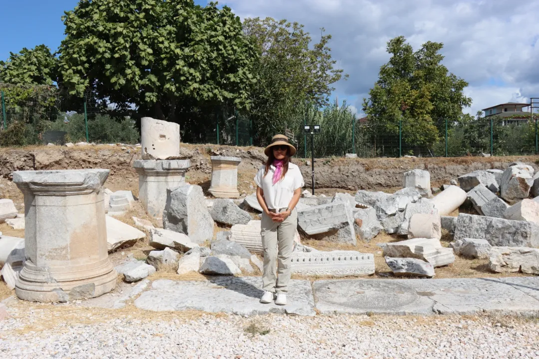 İznik Roma Tiyatrosu'nda mermer döşemeli yollar ve kanalizasyon hattı bulundu