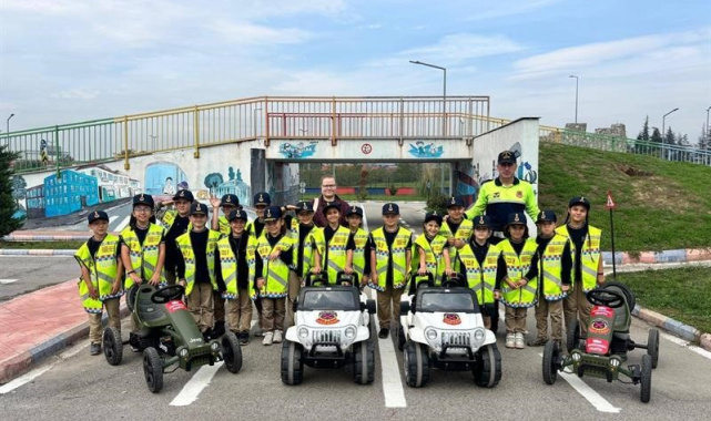 Jandarma ekipleri öğrencilere trafik kurallarını uygulamalı anlatıyor