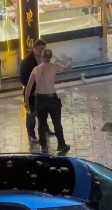 Jiletle çevresindekilere taşkınlık yapan kişinin öldürülmeden önceki görüntüleri ortaya çıktı