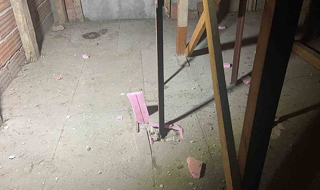 Kabus gibi gece: Yıldırım 4 katlı binanın çatısına düştü, mahalleli sokağa döküldü