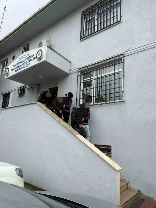 Kaçak göçmenleri Sakarya ve Kocaeli'ye taşıyan 3 organizatör yakalandı