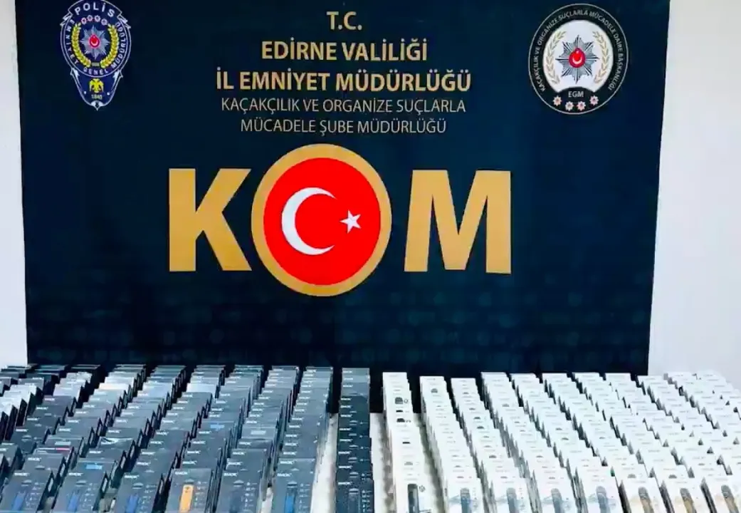 Kaçakçılık operasyonunda otomobile gizlenmiş 500 elektronik sigara ele geçirildi