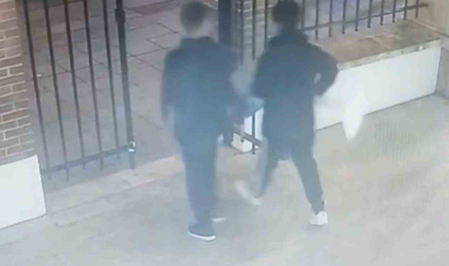 Kadıköy'de yardım kutusu hırsızlığı: Önce gözetlediler sonra çaldılar