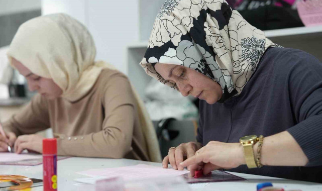 Kadınlar hem öğreniyor hem aile bütçelerine katkı sağlıyor