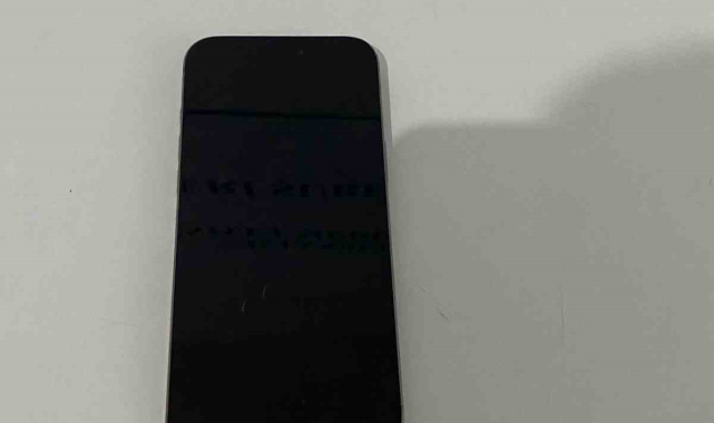 Kaldırımda uyuyan adamın telefonunu çaldı: O anlar kamerada