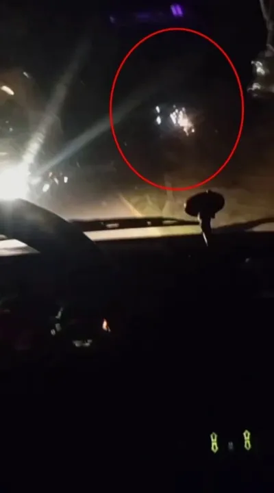 Kamyon direği devirdi, mahalle elektriksiz kaldı