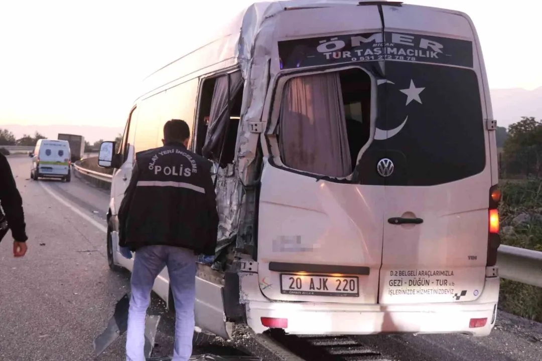 Kamyon emniyet şeridinde bekleyen işçi servisine çarptı: 1 ölü