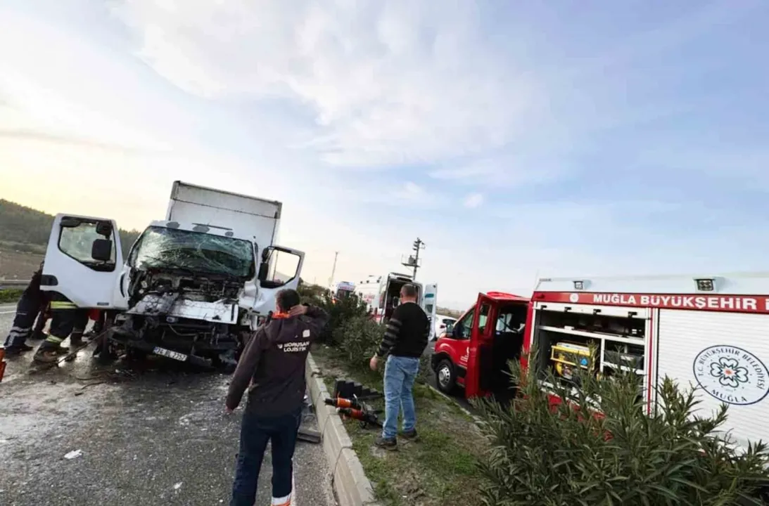 Kamyonette sıkışan iki kişi kurtarıldı
