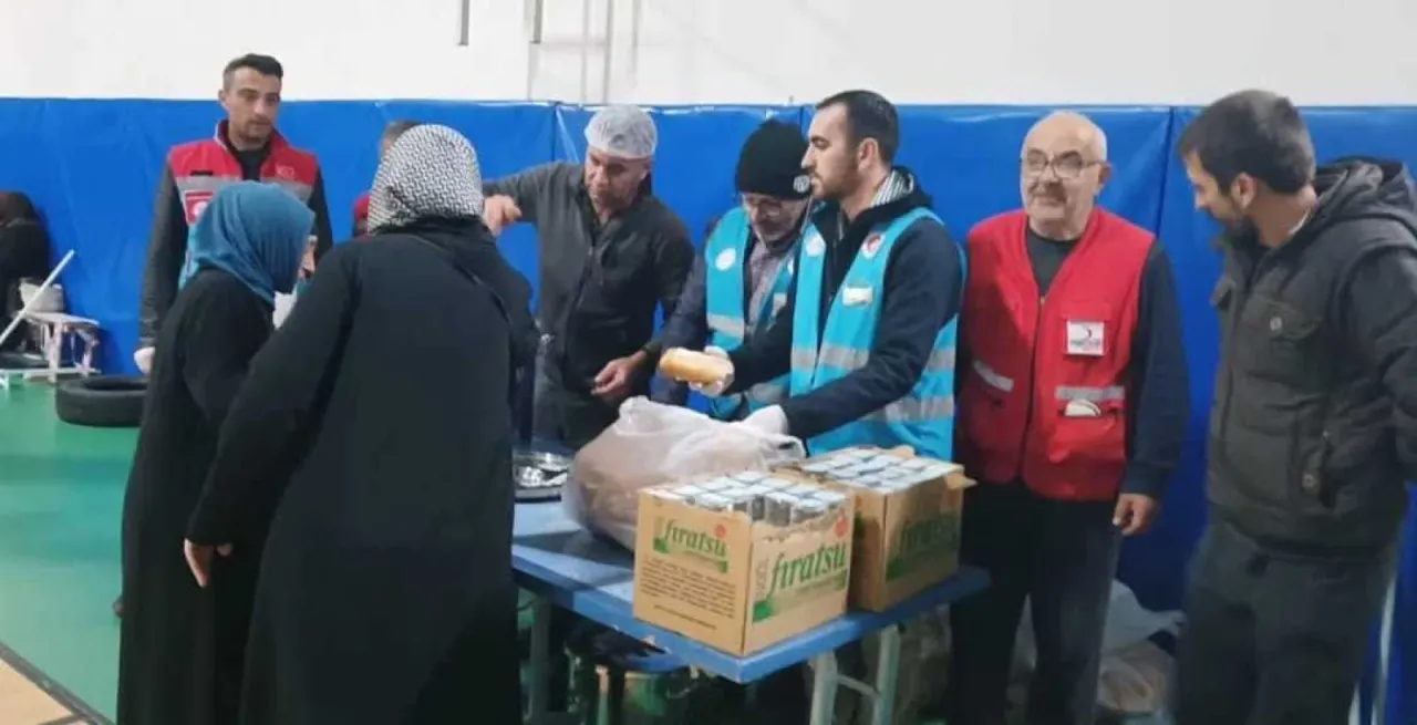 Kar nedeniyle mahsur kalan 33 kişi kurtarıldı