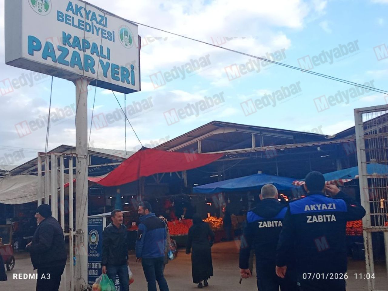 Kar ve enflasyon pazarı vurdu: Akyazı pazarında etiket fiyatları