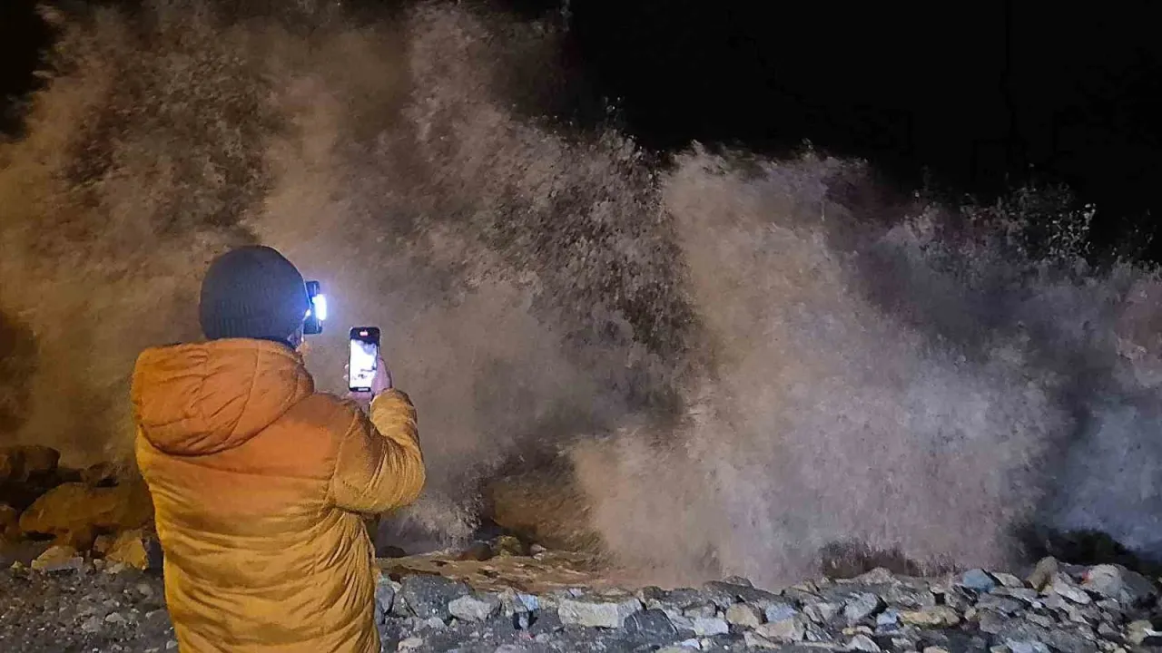 Karadeniz’de dalgaların boyu 8 metreyi aştı
