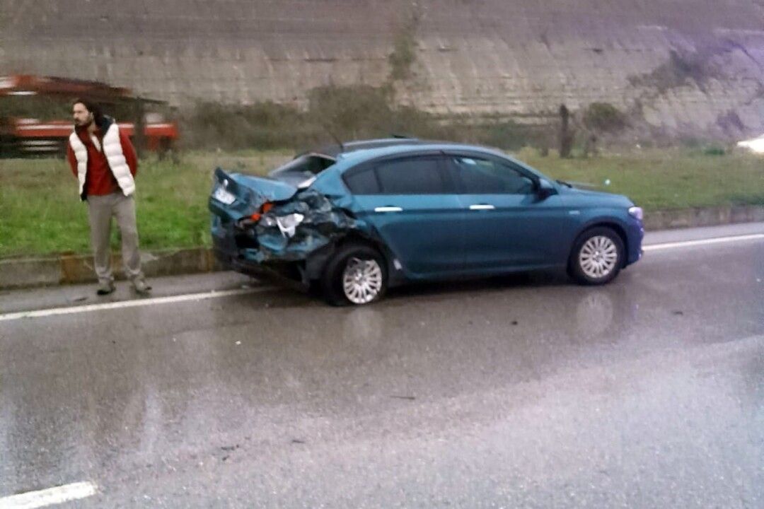 Karasu'da otomobil ile minibüs çarpıştı: 4 yaralı