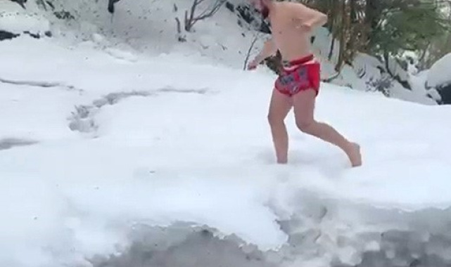 Karda şortla gezip şelale altında antrenman yaptı