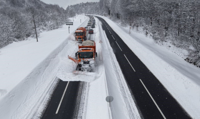 Karla kaplı Bolu Dağı'nda 'Kar kaplanları' böyle yolu açtı