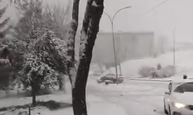 Karlı yolda kontrolden çıkan otomobilin kaza anı kamerada