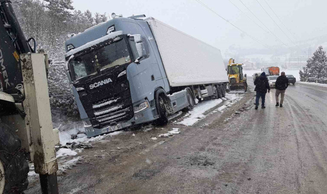 Karlı yolda, tır şarampole devrildi