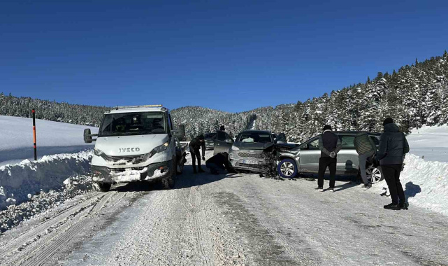 Kartalkaya yolunda 2 cip kafa kafaya çarpıştı