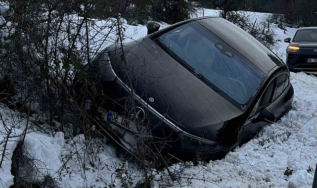 Kartalkaya yolunda lüks araç kara saplandı