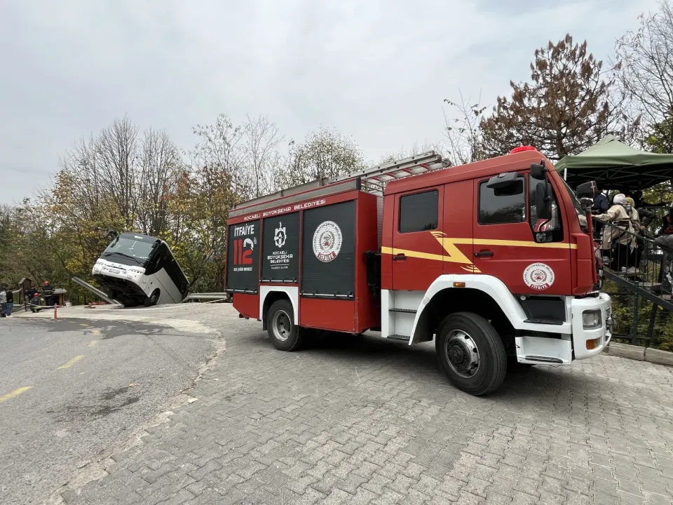 Kartepe'de tur otobüsü şarampole uçtu