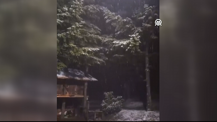 Kartepe'ye mevsimin ilk karı düştü