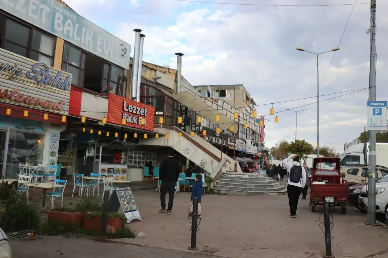 Katlı Pazar'da tuhaf kovalamaca... Şüpheliyi kırık fayans durdurdu!