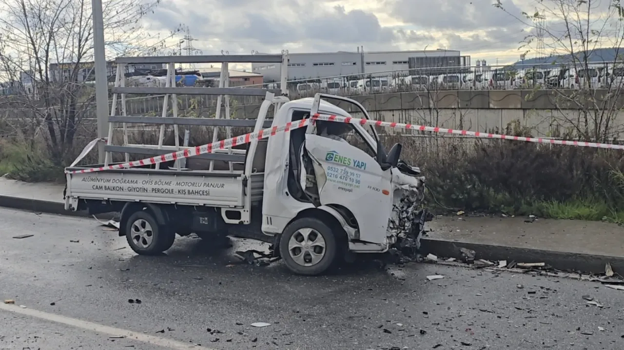 Kayganlaşan yolda kamyonet hafriyat kamyonuna çarptı: 1 ölü
