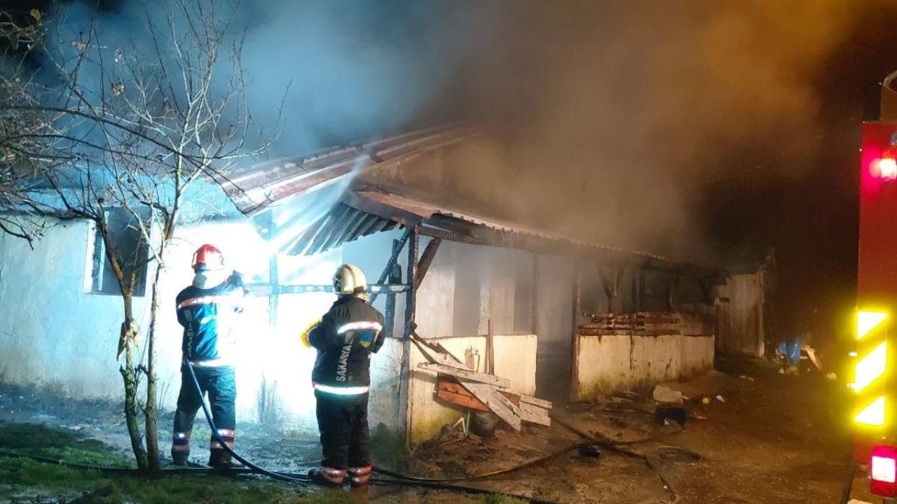 Kaynarca’da tek katlı ev alev alev yandı...