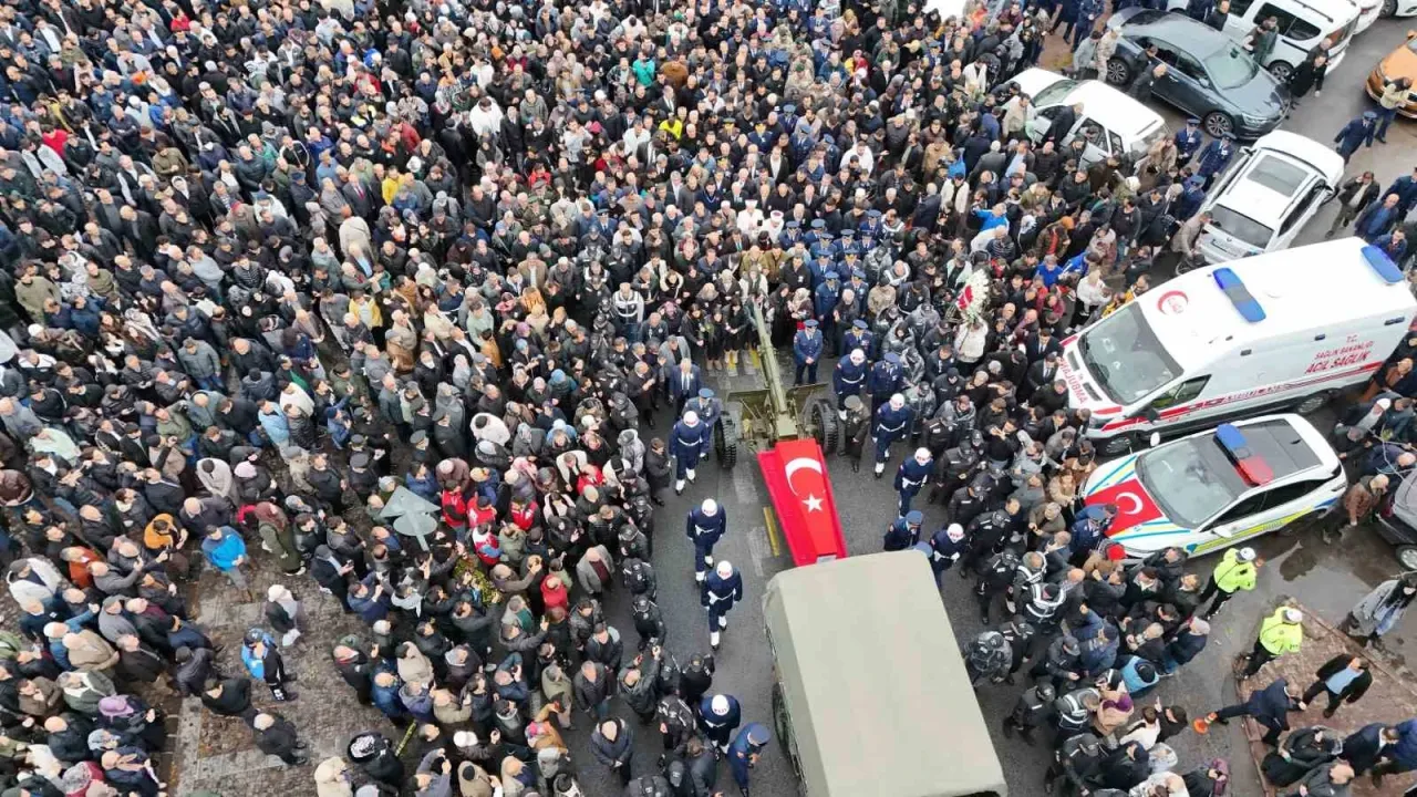 Kayserili binler, şehit Hava Pilot binbaşı Nihat İlgen'i uğurladı