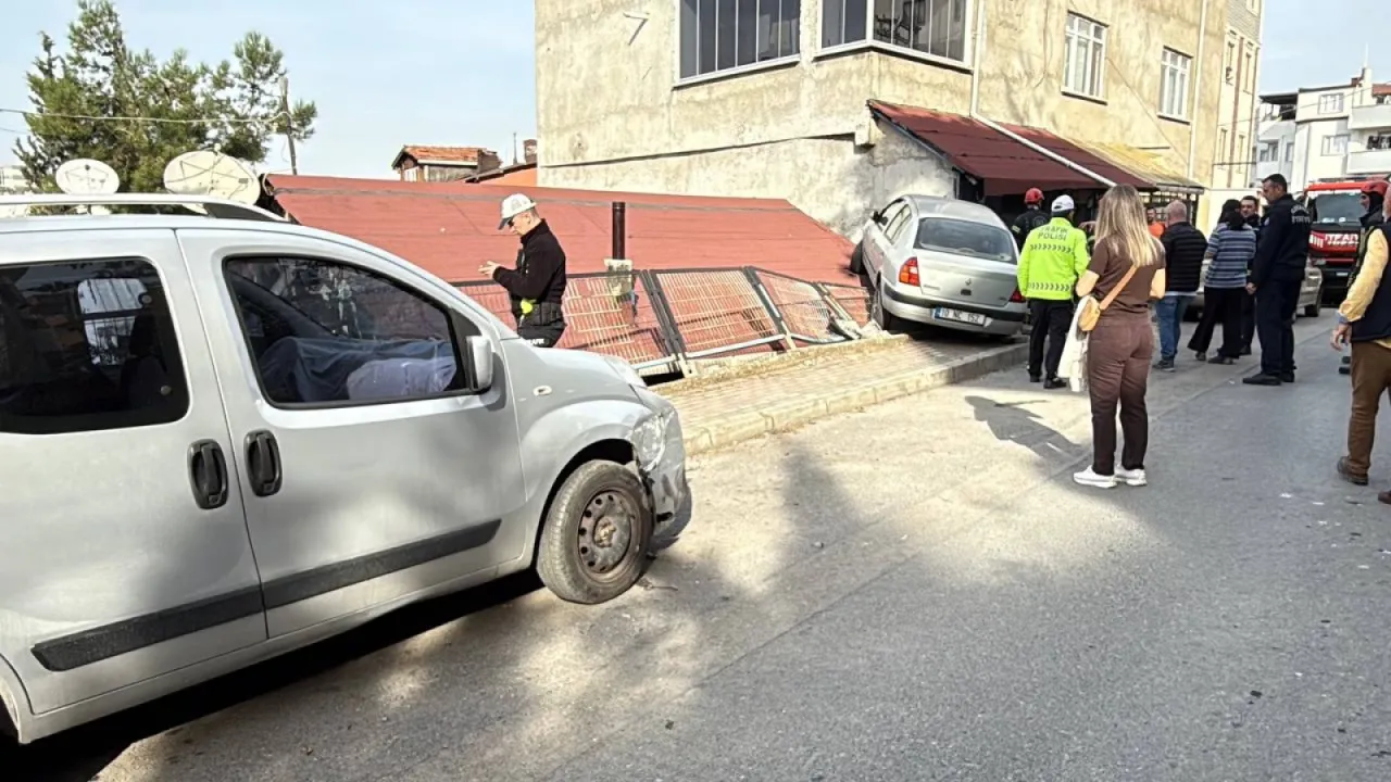 Kaza yapan otomobil evin çatısına düştü