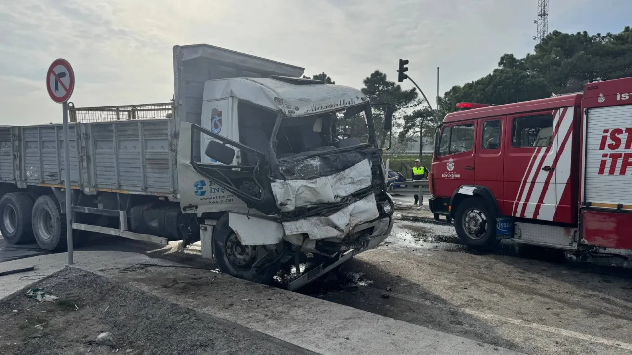 Kazaya karışan 2 kamyonun şoförü yaralandı