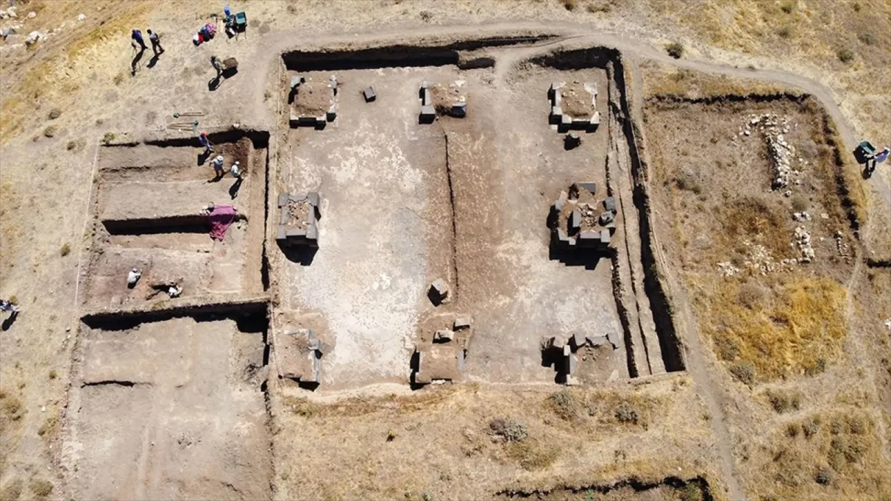 Kef Kalesi'nin mimari yapısı arkeolojik kazılarla belirginleşiyor