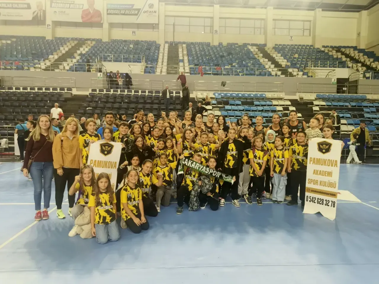 Kızlar paşalar gibi! Sakarya Voleybol fırtınası dinmiyor