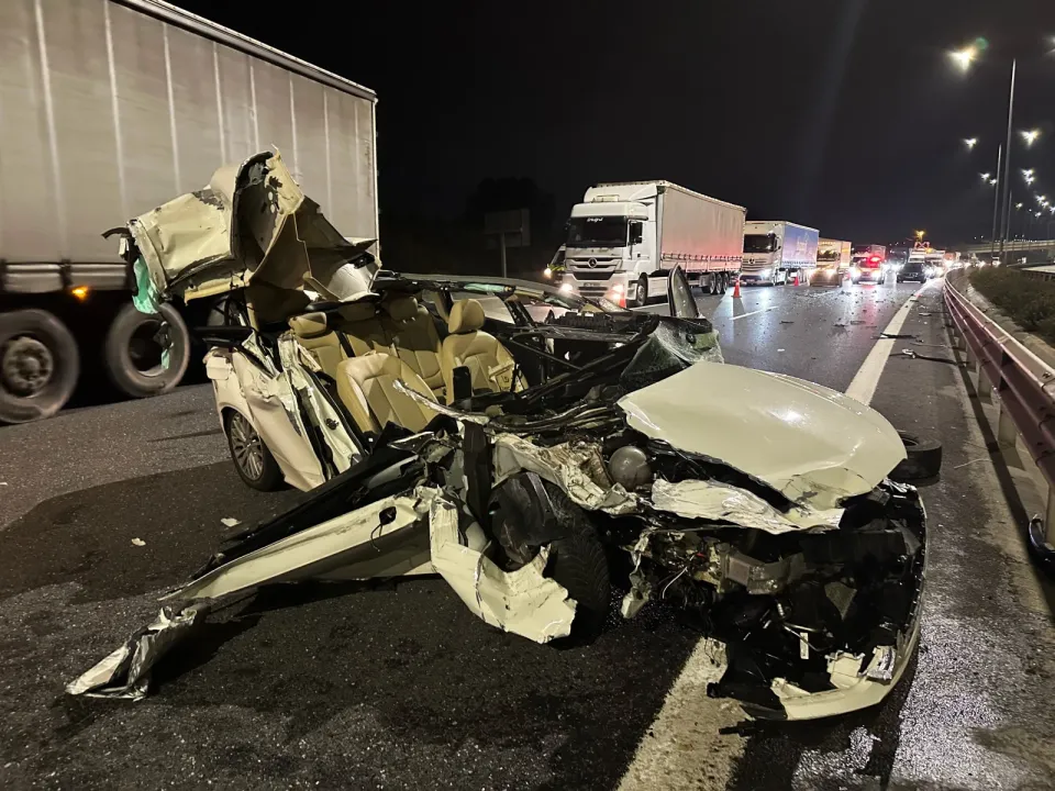 KMO'da kaza! Otomobil kağıt gibi ezildi: 3 yaralı