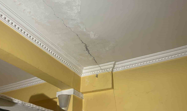 Kocaeli'de bir binanın kolonları çatladı: Aileler korkuyla evi tahliye etti