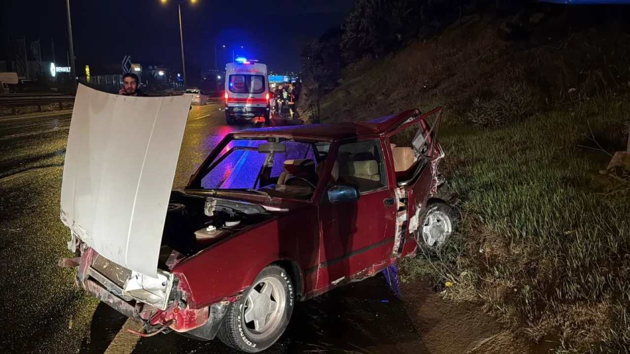 Kocaeli'de iki otomobilin çarpıştığı kazada 2 kişi yaralandı