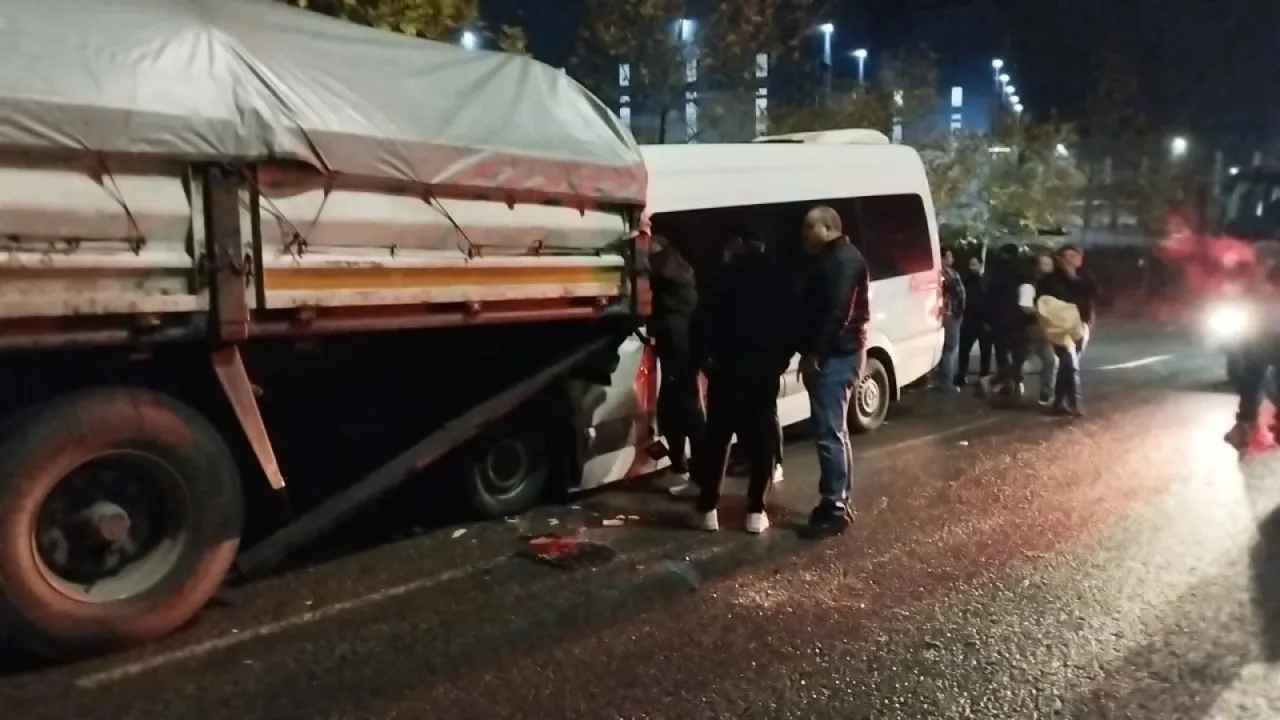 Kocaeli'de işçi servisi tırla çarpıştı: 9 yaralı