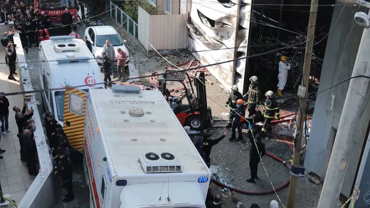 Kocaeli'de kozmetik fabrikasında çıkan yangınla ilgili 3 şüpheli gözaltına alındı