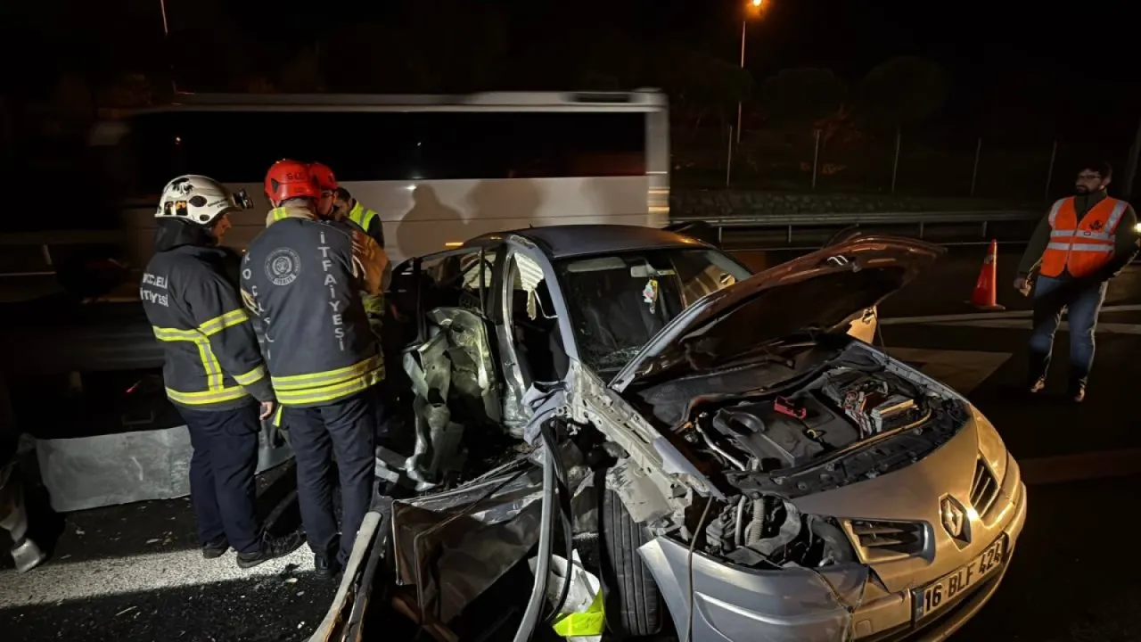 Kocaeli'de üç aracın karıştığı trafik kazasında 6 kişi yaralandı