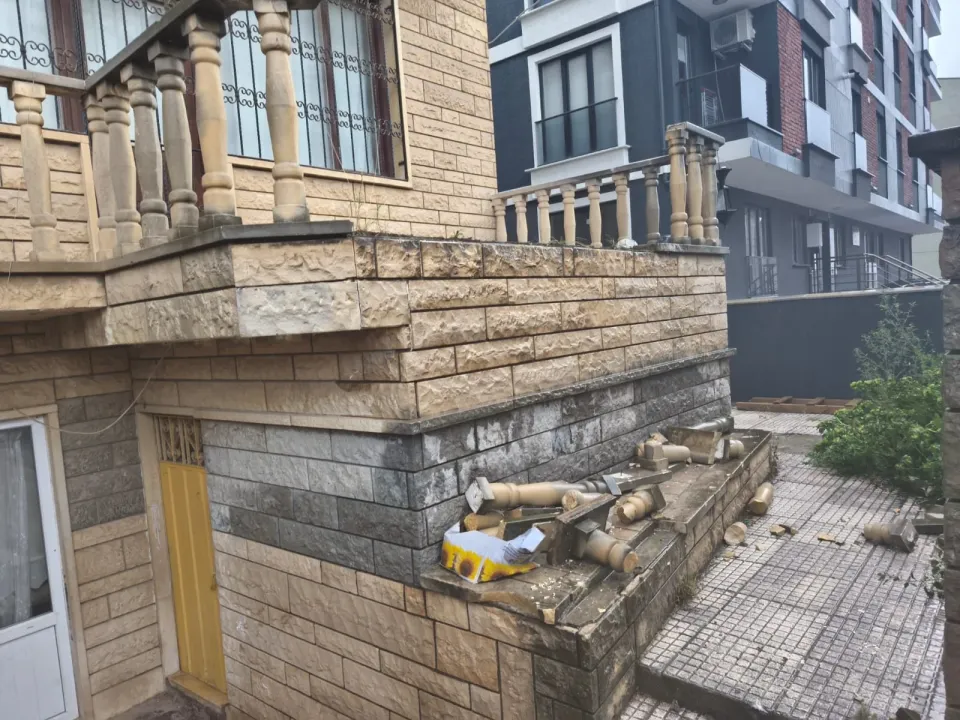 Kocaeli'de üzerine beton korkuluk düşen çocuk yaralandı