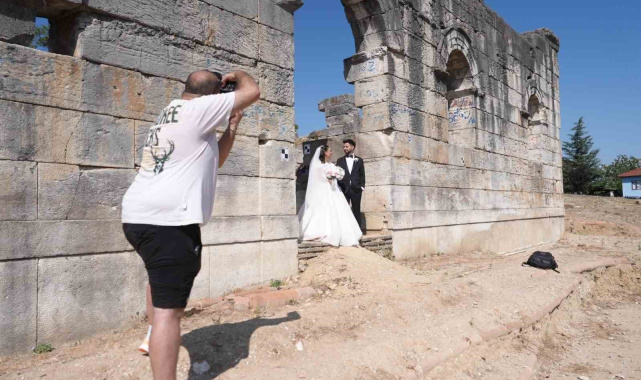Konuralp Antik Tiyatro gelin ve damatların mekanı oldu