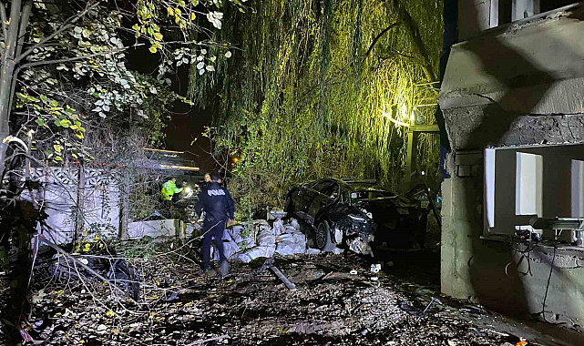 Köprü üstünde çarpışan otomobiller bahçeye uçtu: 1 ölü, 4 yaralı