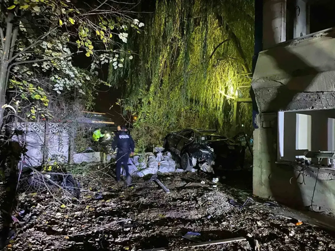 Köprü üstünde çarpışan otomobiller fabrika bahçesine uçtu: 1 ölü 4 yaralı!