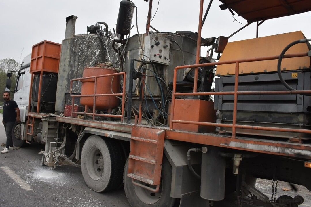 Korkunç kaza! Şerit çizme makinesinin kazanı patladı: 2 işçi yaralandı