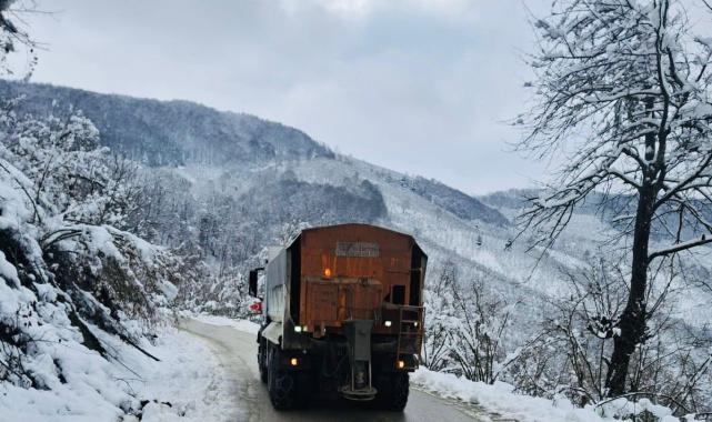 Köy yollarında tuzlama çalışmaları sürüyor