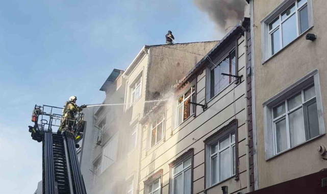 Küçükçekmece'de 3 katlı binanın çatı katı alev topuna döndü, vatandaş yangına bahçe hortumuyla müdahale etti